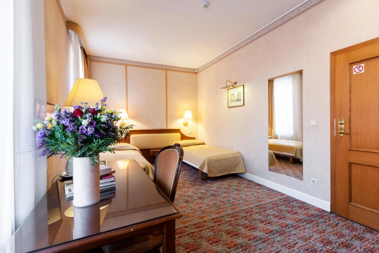 Story Inn Self Check-In Hotel Vilnius Bagian luar foto